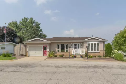 105 Hillside Dr Se Dr, Saint Lucas, IA 52166