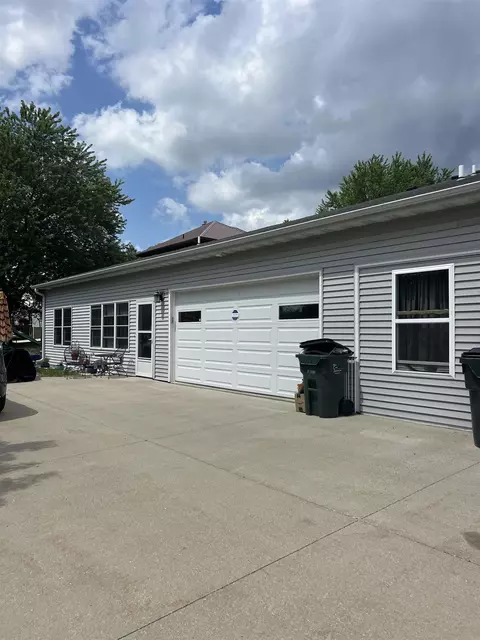 305 SW West St, Waukon, IA 52172