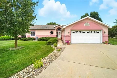 1719 W 18 St #B, Cedar Falls, IA 50613