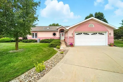 1719 W 18 St #B, Cedar Falls, IA 50613