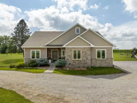 5025 W Griffith Rd, Hudson, IA 50643