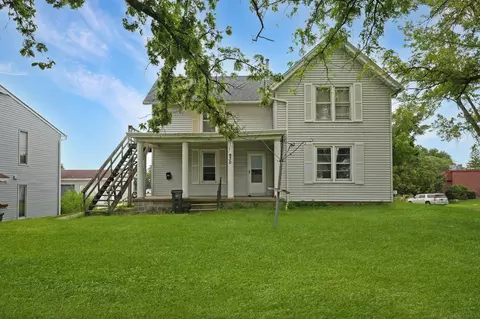 930 W 1st St, Cedar Falls, IA 50613