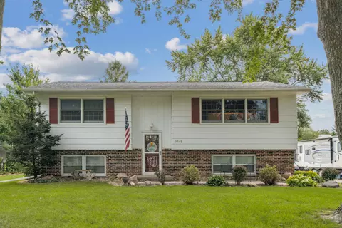 3948 Scenic Dr, Waterloo, IA 50701