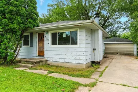 740 Hall Ave, Waterloo, IA 50703