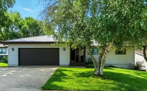 2214 Coventry Ln, Cedar Falls, IA 50613