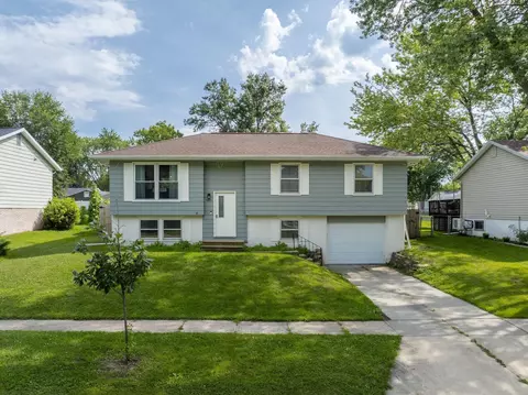 1021 Lilac Ln, Cedar Falls, IA 50613