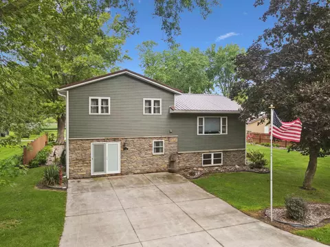 224 3rd St, Harpers Ferry, IA 52146