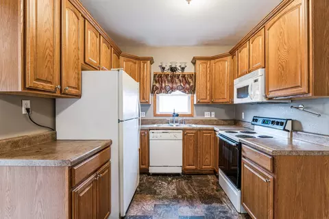 215 N 2nd St, Coggon, IA 52218