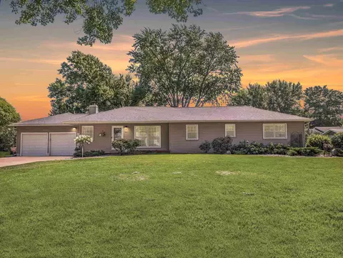 3010 Tucson Dr, Cedar Falls, IA 50613