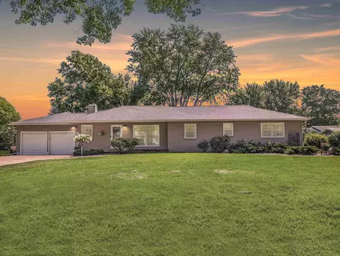 3010 Tucson Dr, Cedar Falls, IA 50613