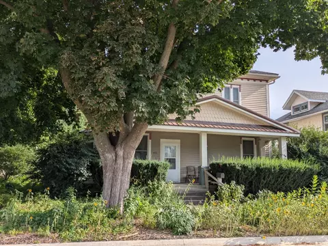 402 E Main St, Decorah, IA 52101 photo 2