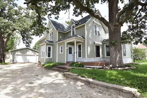 812 E 1st St, Independence, IA 50644