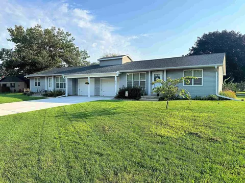 1906 1908 Pinehurst Ln, Waterloo, IA 50701