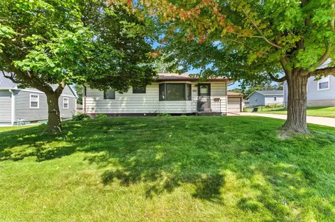 2349 Pelican Rd, Waterloo, IA 50701