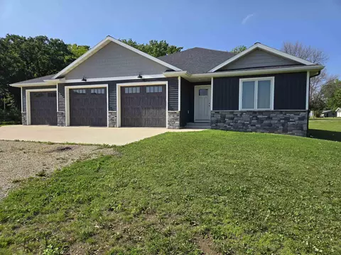 4 Stanton Dr, Riceville, IA 50466