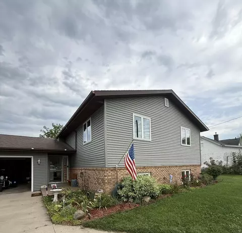 910 G Ave, Vinton, IA 52349