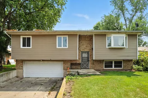 304 1st St, Elma, IA 50628