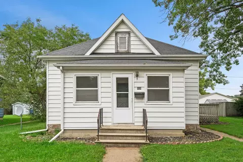 408 SW 5th Ave, Waverly, IA 50677