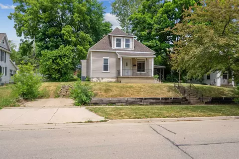 1223 W 19th St, Cedar Falls, IA 50613