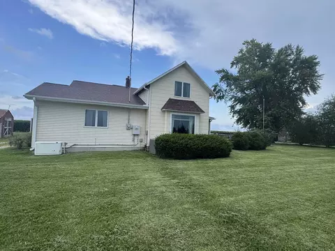 8138 Schenk Rd, Waterloo, IA 50703