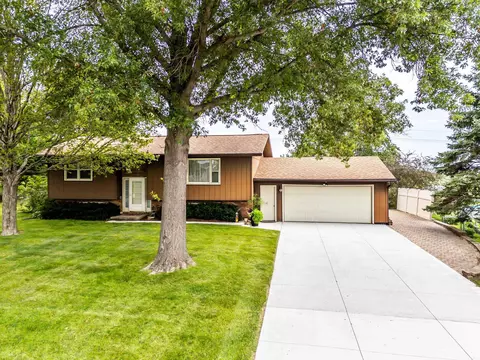 6601 Wedgewood Rd, Waterloo, IA 50701