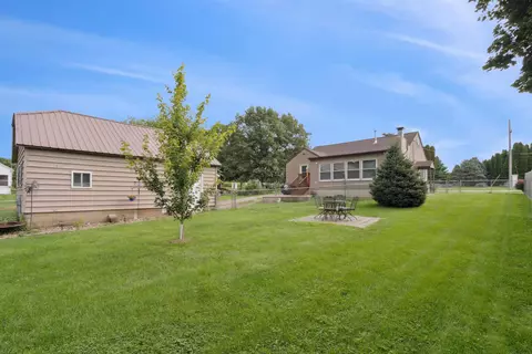 905 10th Ave, Vinton, IA 52349