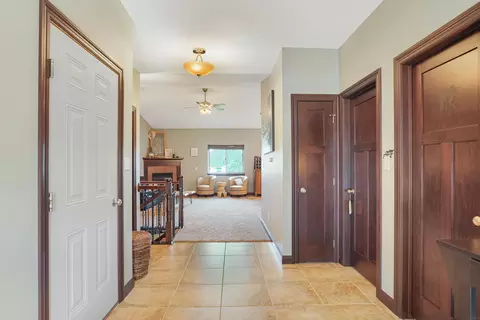4662 Hoff Rd, Waterloo, IA 50701 photo 2