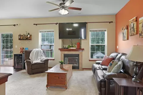 Living - 1502 Algonquin Dr, Cedar Falls, IA 50613 photo 1 of 2