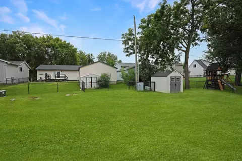 Exterior - 1502 Algonquin Dr, Cedar Falls, IA 50613 photo 2 of 3