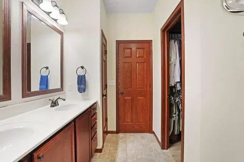 Entry Way - 1502 Algonquin Dr, Cedar Falls, IA 50613 photo 1 of 2