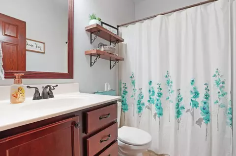 Bath - 1502 Algonquin Dr, Cedar Falls, IA 50613 photo 2 of 3