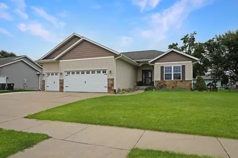 1502 Algonquin Dr, Cedar Falls, IA 50613