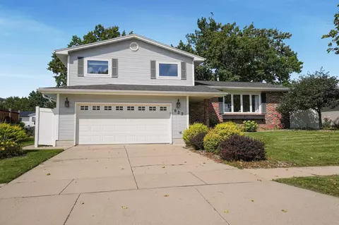 822 Lynda Rd, Waterloo, IA 50701