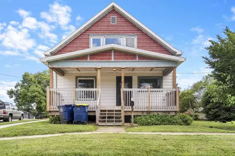612 E 8th St, Vinton, IA 52349