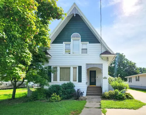 945 N Franklin St, Manchester, IA 52057