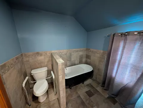 Bath - 113 E 5th Ave, Cresco, IA 52136 photo 3 of 4