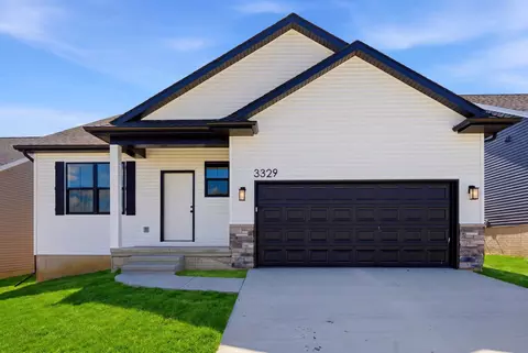 3329 Lincolnshire Rd, Waterloo, IA 50701