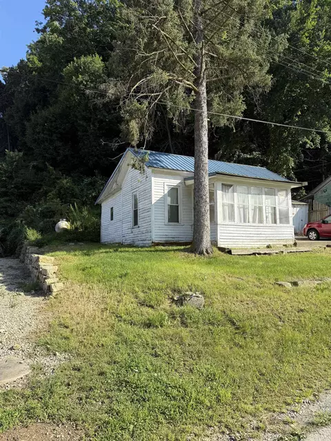 705 W Ann St, Mcgregor, IA 52157