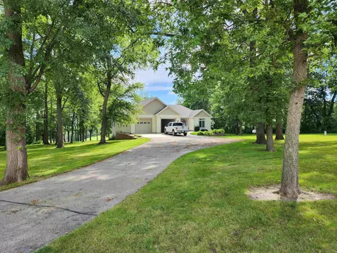 1129 Asherton Cir, Nashua, IA 50658
