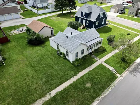 202 E Henry St, Calmar, IA 52132