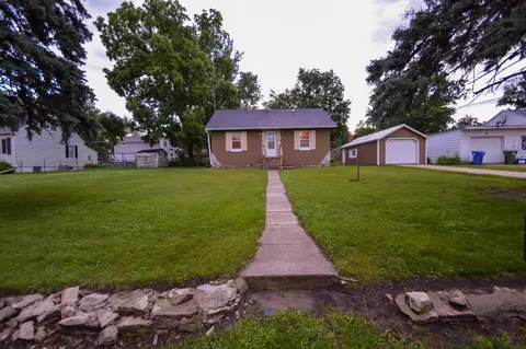304 6th St, Charles City, IA 50616