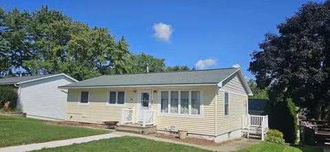 820 5th Ave Sw Ave, Cascade, IA 52033