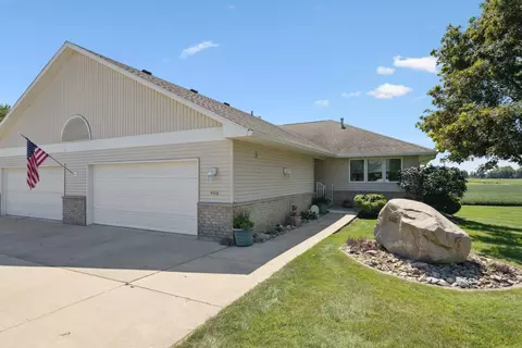 4416 Reflection Ln, Waterloo, IA 50701