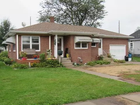 621 N Cedar St, Monticello, IA 52310
