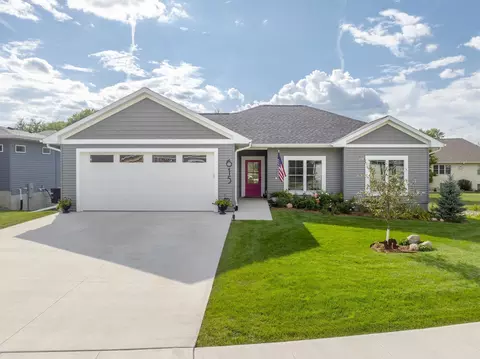 615 Melendy Ln, Cedar Falls, IA 50613
