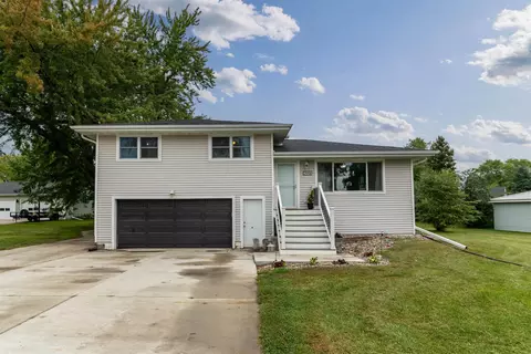 4223 Normandy Dr, Cedar Falls, IA 50613