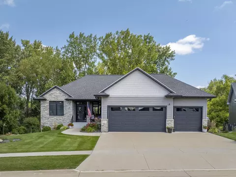 612 Melendy Ln, Cedar Falls, IA 50613