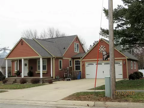 206 6th St, Grundy Center, IA 50638
