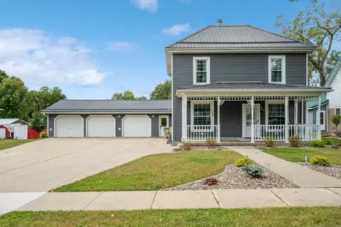 208 W Spring St, Strawberry Point, IA 52076