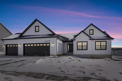 4609 Sonoma Dr, Cedar Falls, IA 50613
